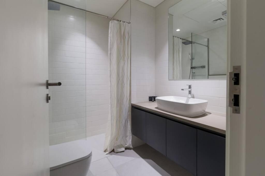 Sahab - Solo 1Br Apt In Al Jada ชาร์จาห์ ภายนอก รูปภาพ