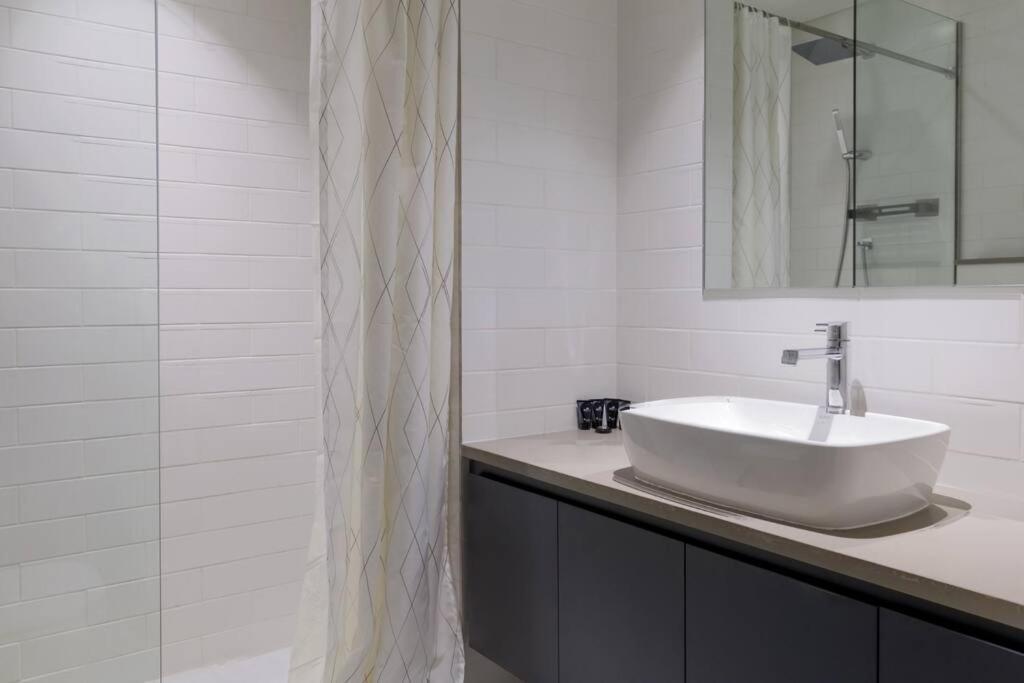 Sahab - Solo 1Br Apt In Al Jada ชาร์จาห์ ภายนอก รูปภาพ
